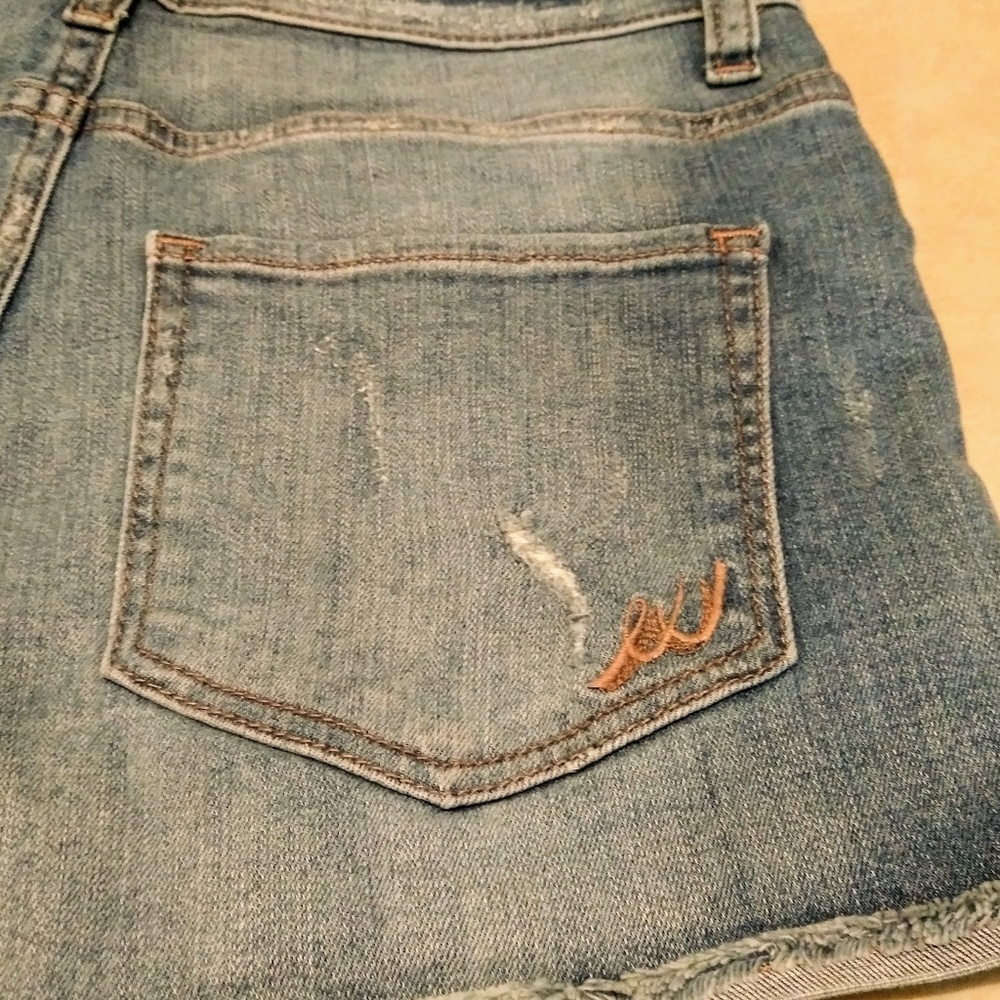 Distressed shorts - Picture 4 of 4